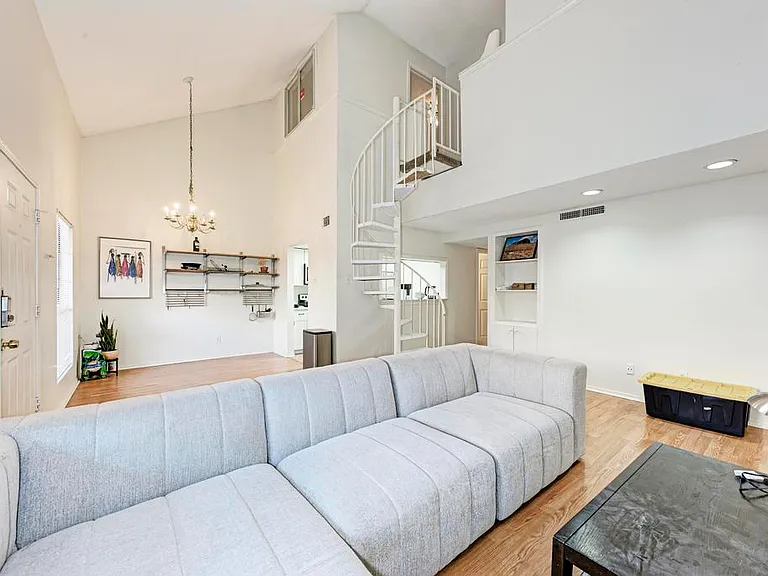 2401 Leon St #300 — Photo 8