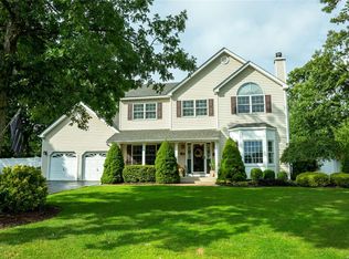 23 Embassy Rd, Selden, NY 11784