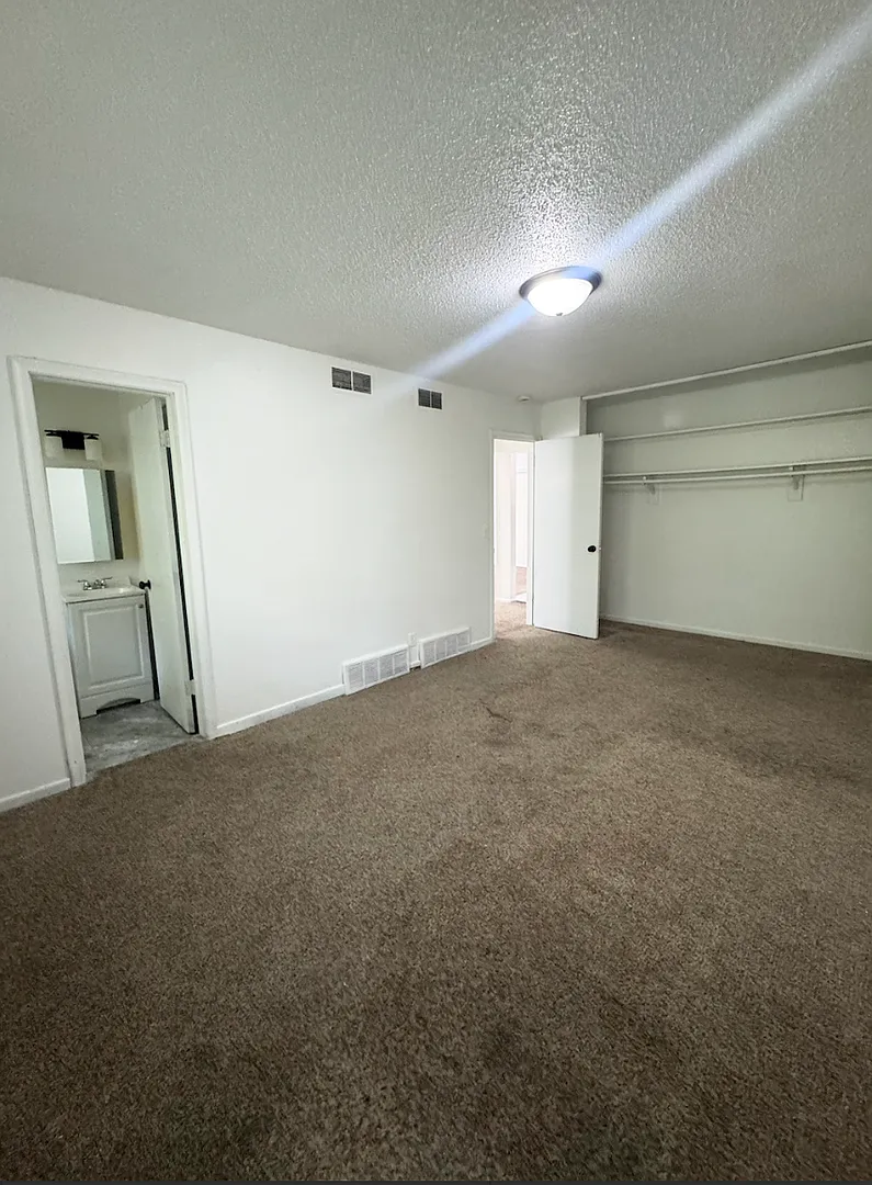 Colonial Court — Photo 1