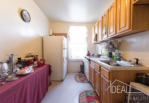 4th image of 709 Hinsdale St