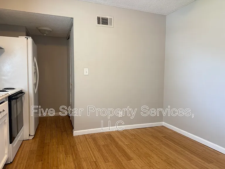 Lake Shore Apartments — Photo 13