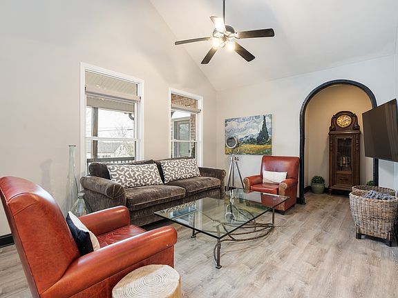 11th image of 442 Lakeview Cir