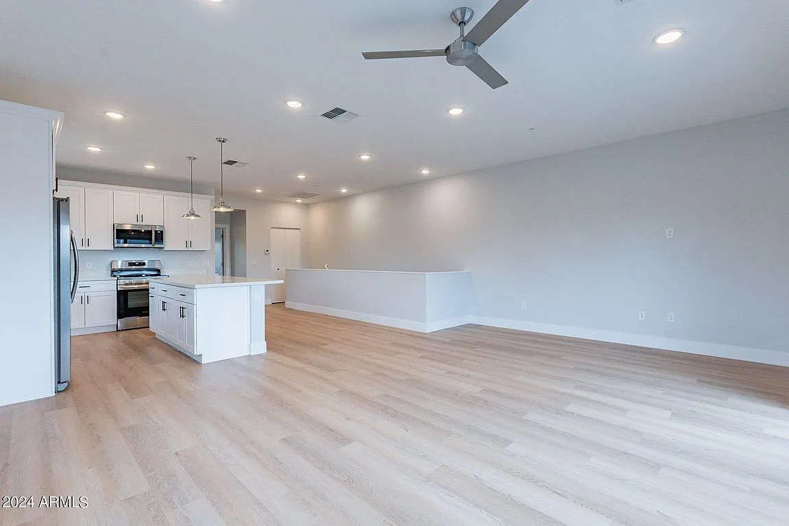 3 bed, 2.5 bath, 1800 sqft, $2,354 — Photo 3