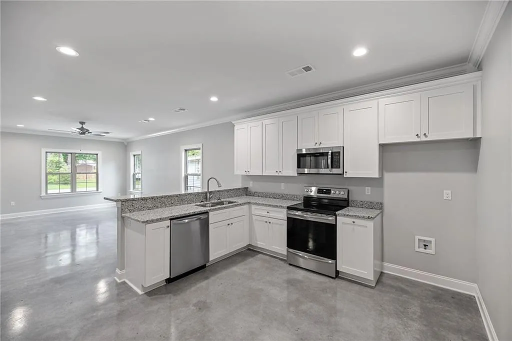3 bed, 1300 sqft, $1,650 — Photo 2