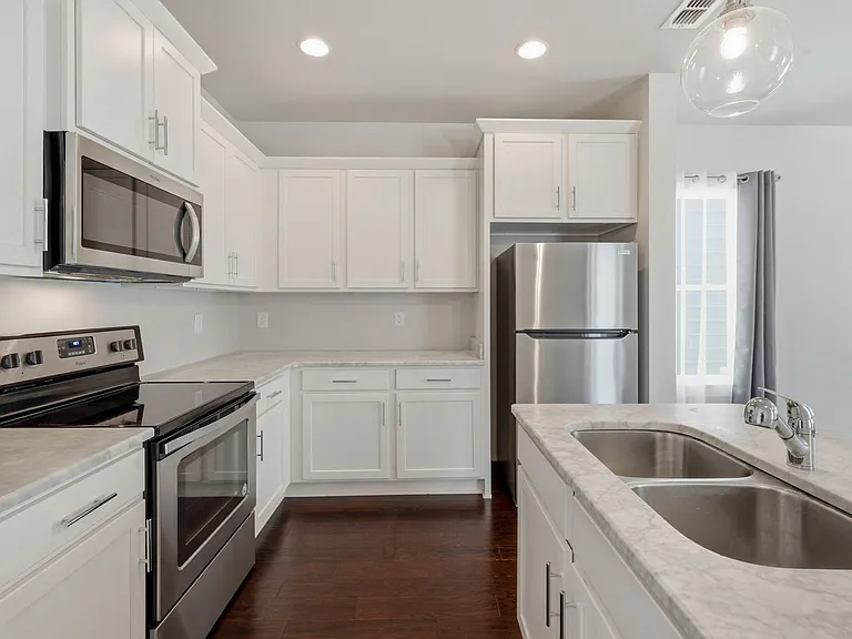 752 Cottage Park Dr — Photo 10