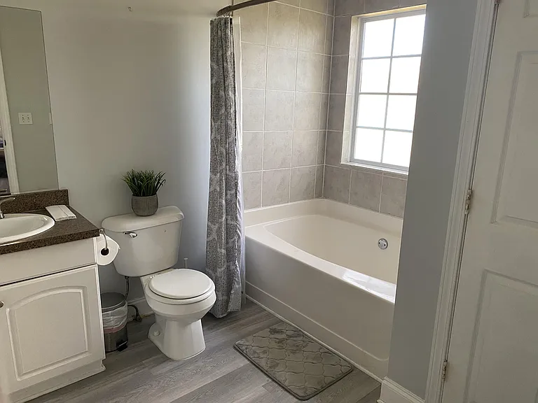 130 Vanira Ave SE #B — Photo 4
