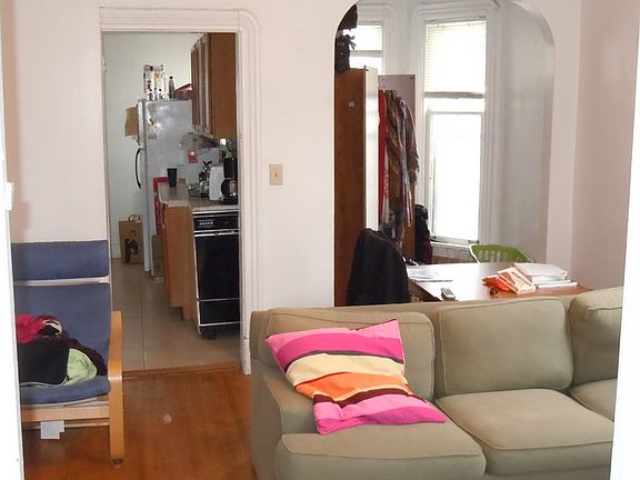 2nd image of 623 Ontario St SE Unit 1
