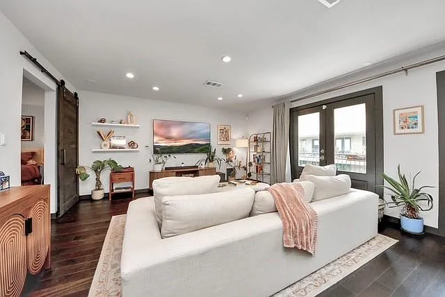 1410 Hyde Park Blvd #203 — Photo 29
