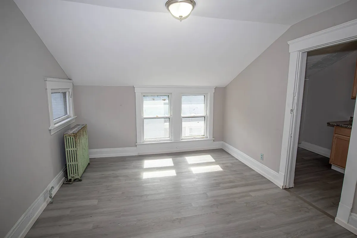 Building Photo - 1328 E 111th St #3