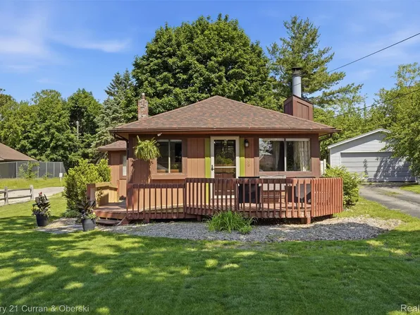 8303 Lagoon St, Commerce Township, MI 48382