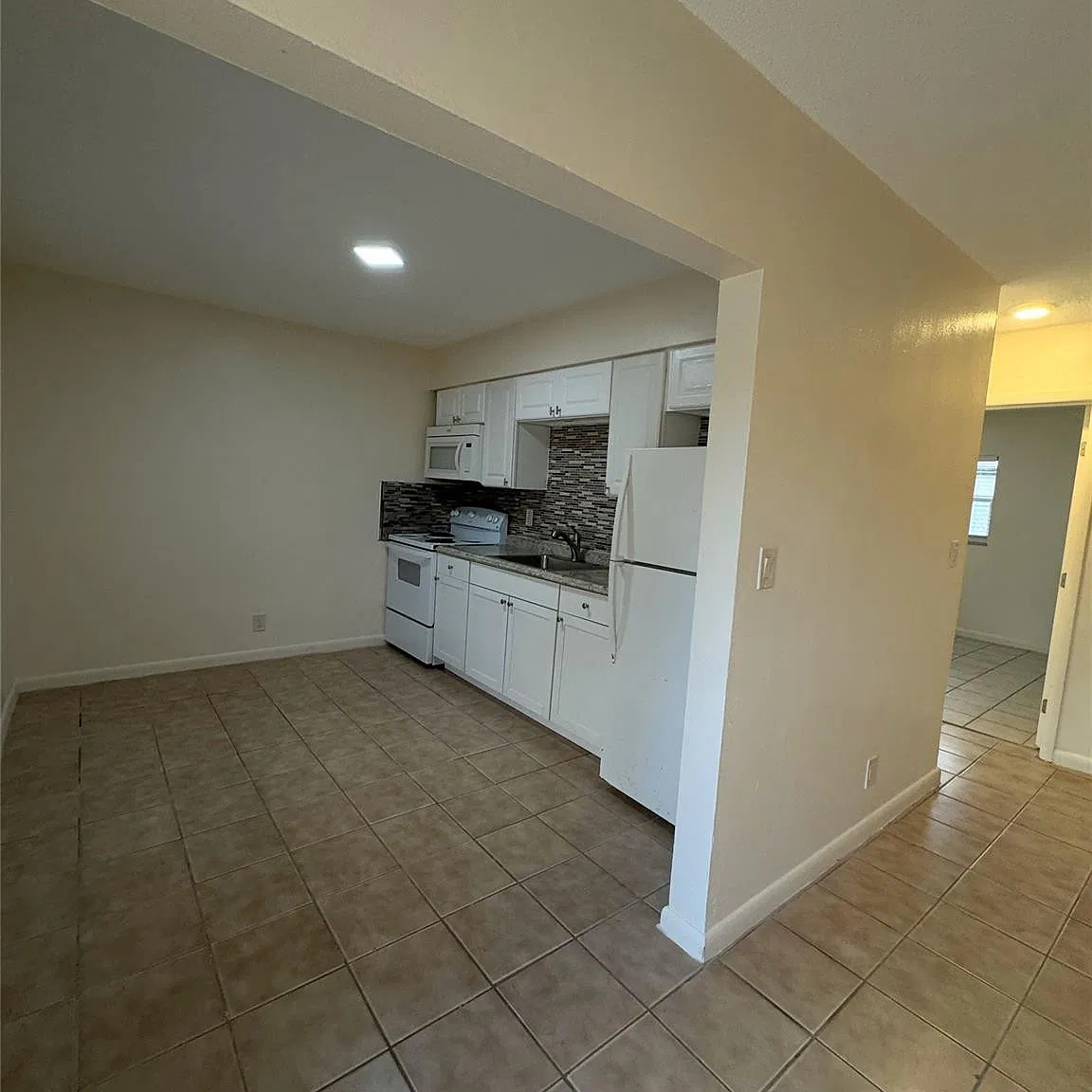 2 bed, 1.0 bath, 3892 sqft, $1,800 — Photo 2