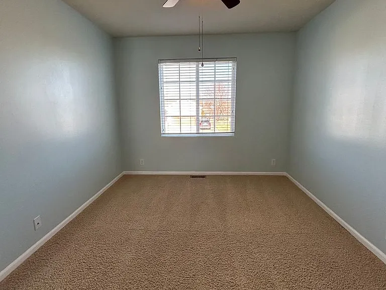 817 Lake Vista Dr — Photo 12