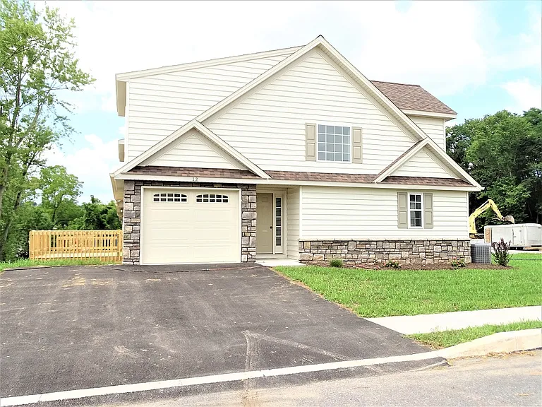 12 Arrowhead Dr — Photo 1