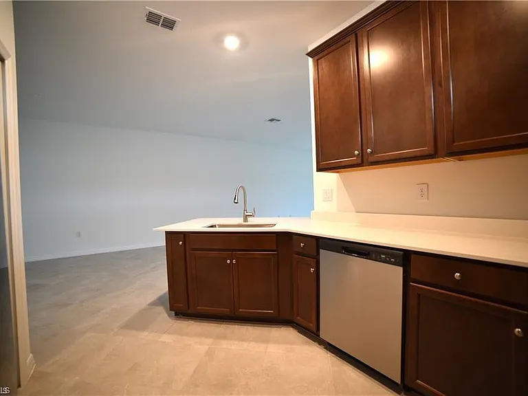 2665 Vine Ave — Photo 3