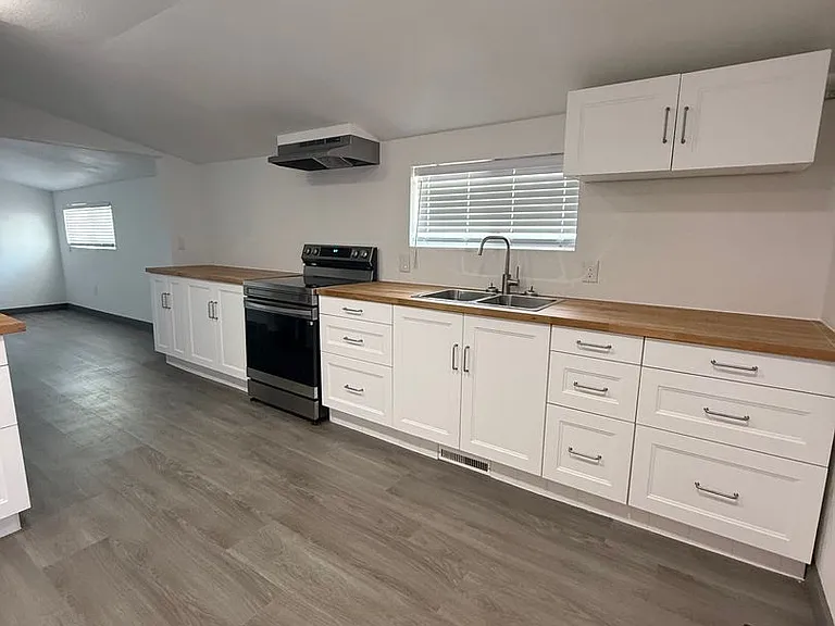 2551 S Main St — Photo 14