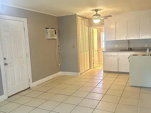 Studio, 350 sqft, $975 — Photo 2