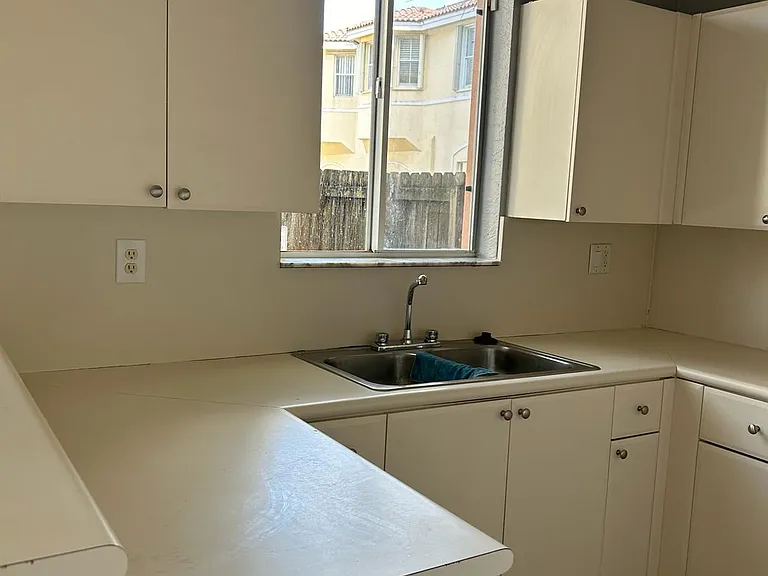SE 15th Pl — Photo 20