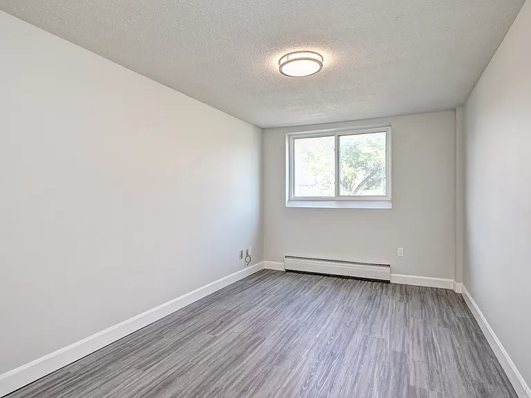148 Hincks St — Photo 17