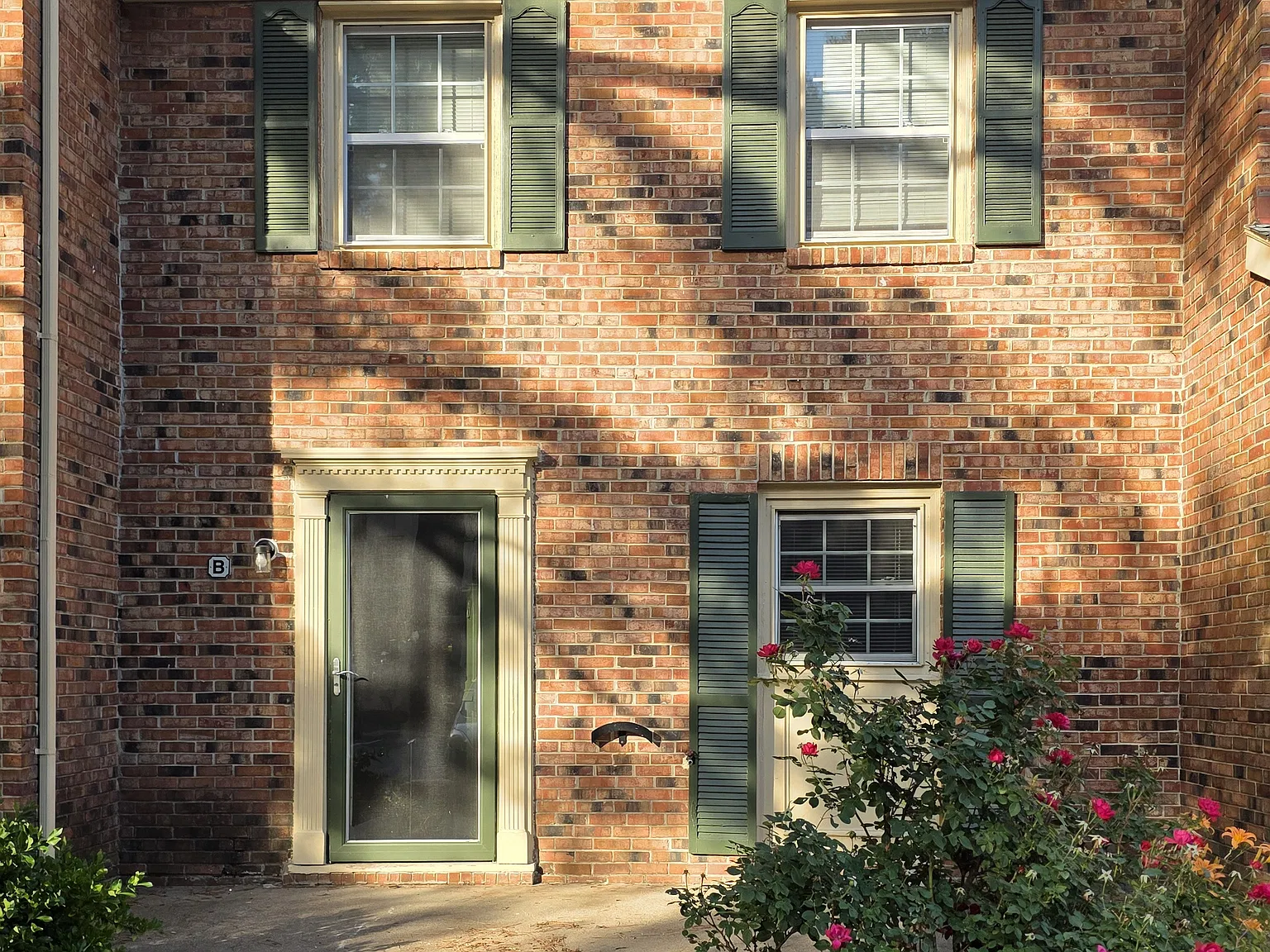 3 bed, 1.5 bath, 1422 sqft, $1,750 — Photo 1