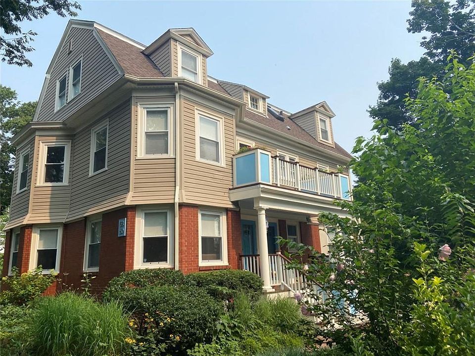 Duplex townhouse apartment on 2nd & 3rd floor in owner occupied dwelling.