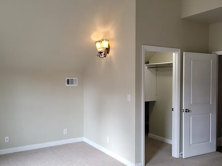 601 W 37th St #B — Photo 31