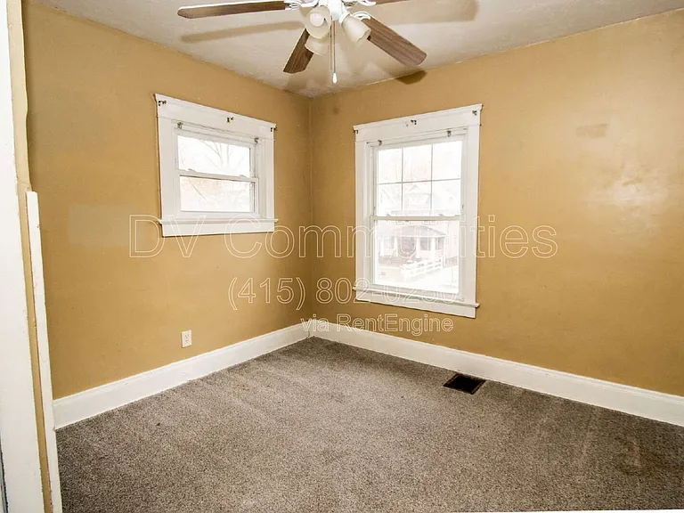 9711 Parmelee Ave — Photo 8