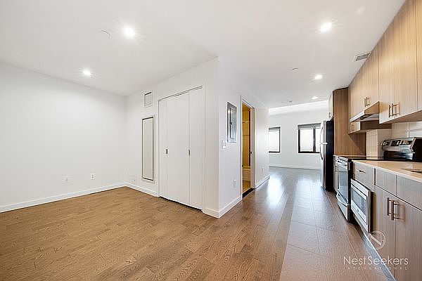 1st image of 11-39 49th Ave #1009