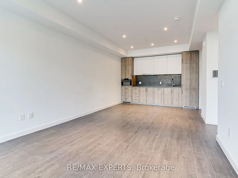 741 King St W #103 — Photo 22