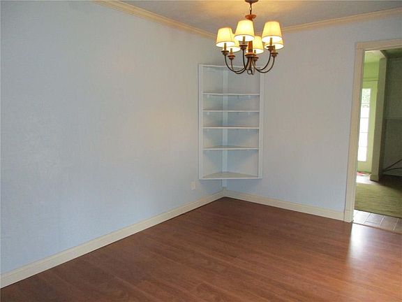 2nd image of 826 Jackson Ave