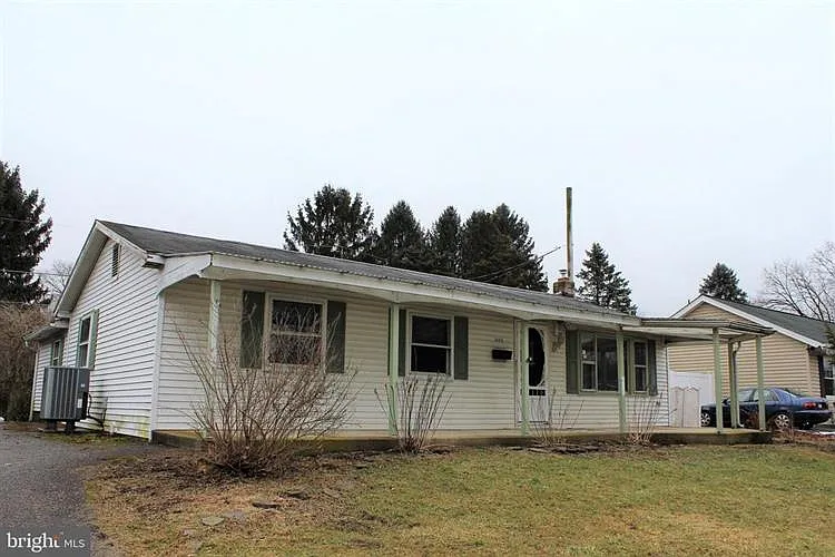 1060 James Ave photo 1