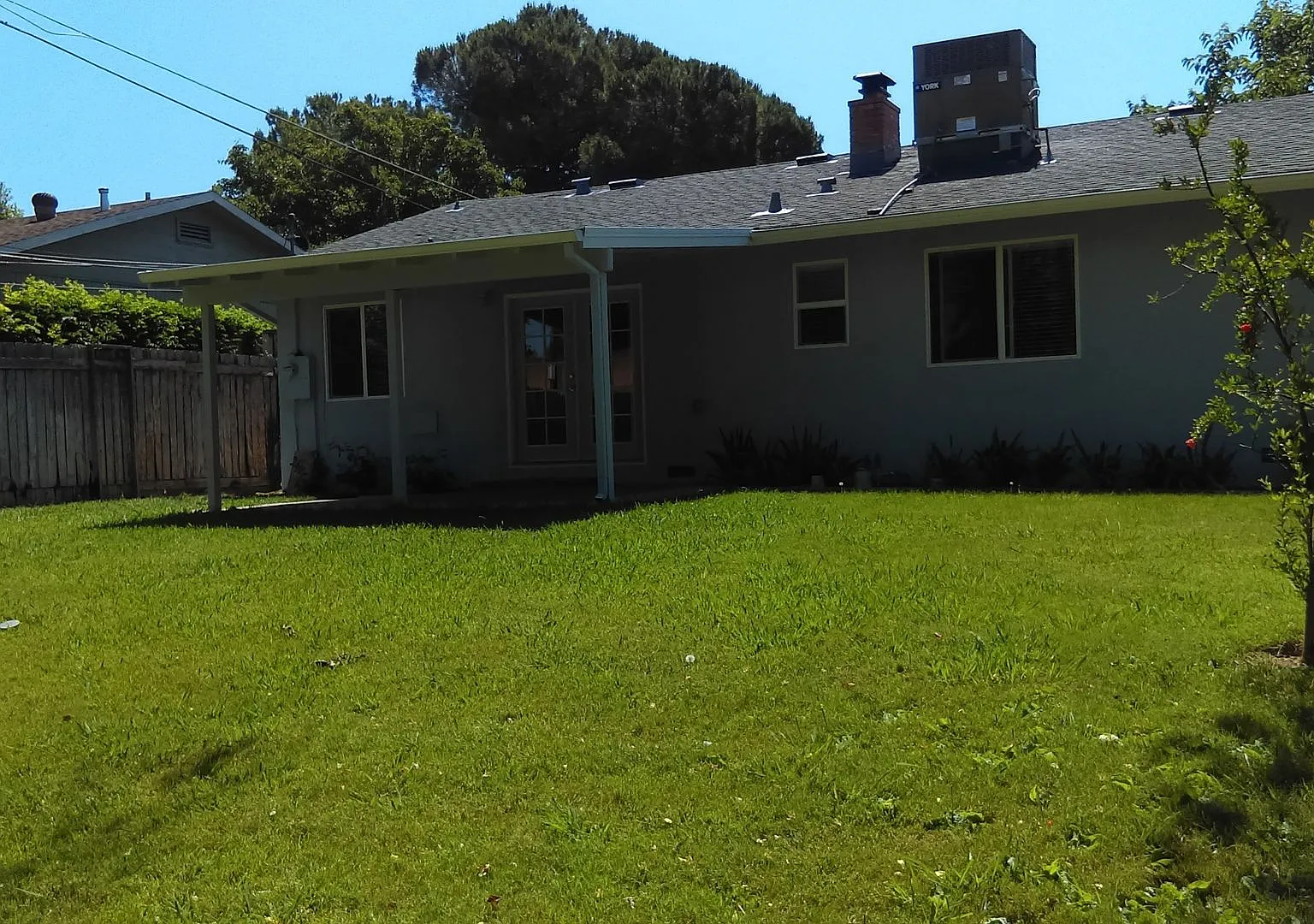 Nice & Clean 3 Bedroom 2 Bath Sacramento Home — Photo 1