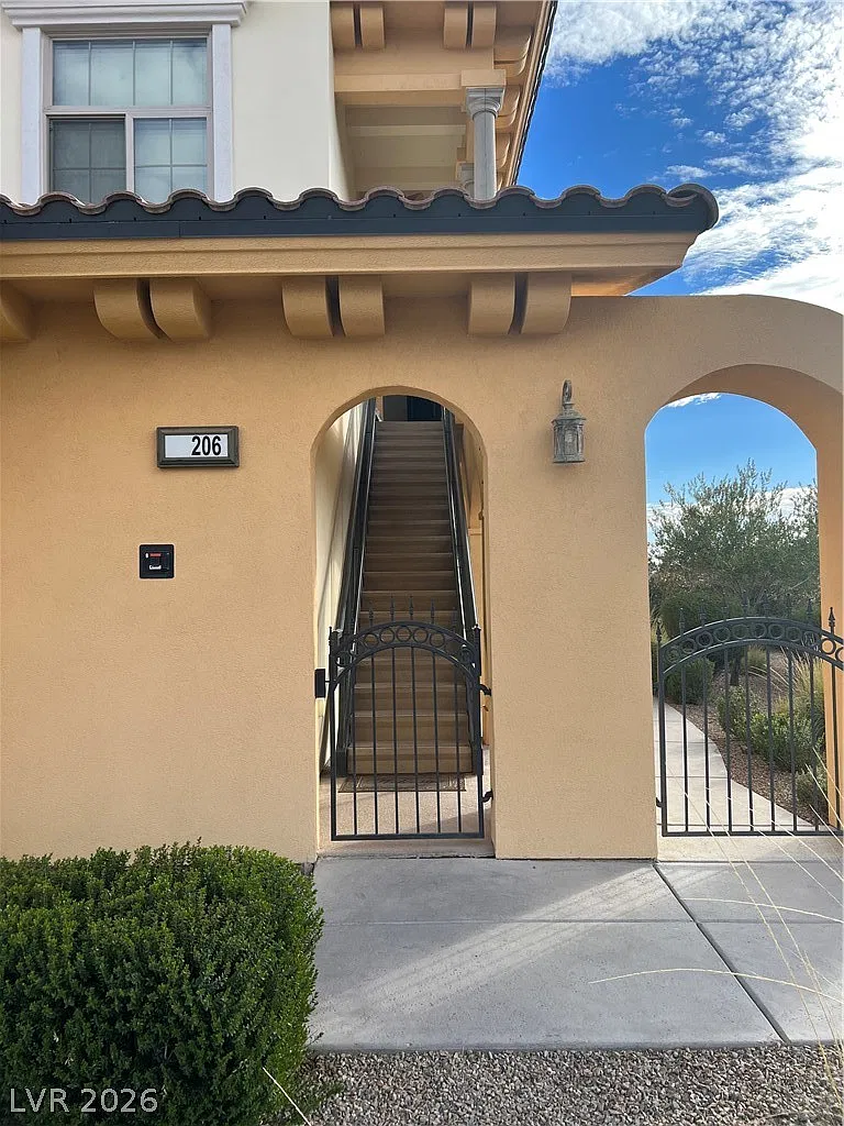 3 bed, 3.0 bath, 1596 sqft, $2,395 — Photo 2