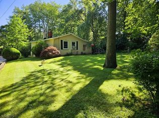 1 White Stone Ter, Oak Ridge, NJ 07438