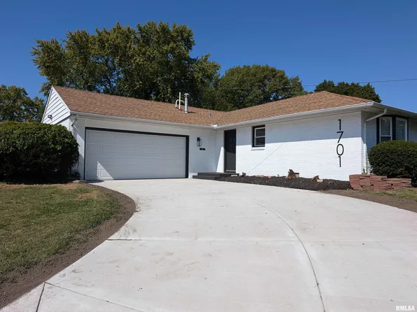 1701 Saint Clair Dr, Pekin, IL 61554