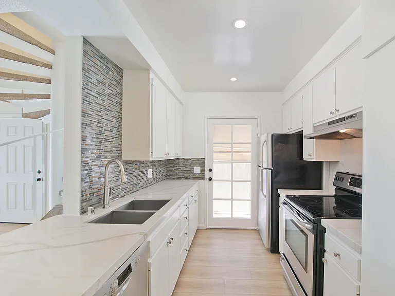 3407 Ocean Front Walk #B — Photo 11