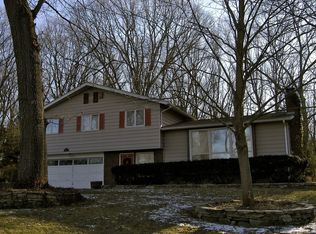 4 Oakridge Dr, Gales Ferry, CT 06335