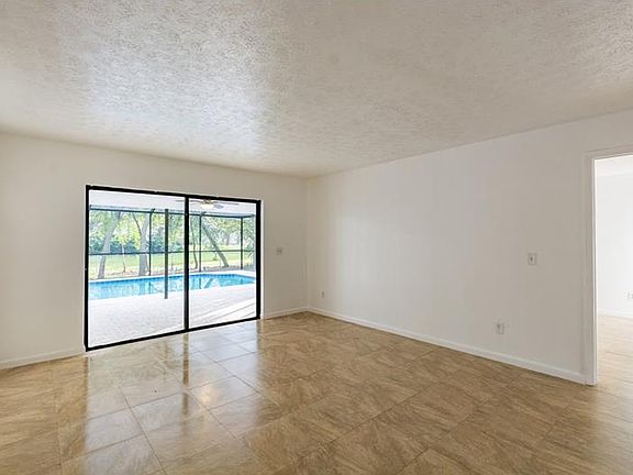 5th image of 1017 Hollyberry Ct