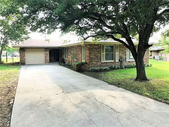 3rd image of 1002 Sunset Dr