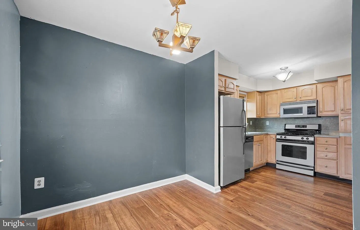2 bed, 1.0 bath, 900 sqft, $1,900 — Photo 3