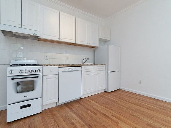 2nd image of 748 E 9th St #Da