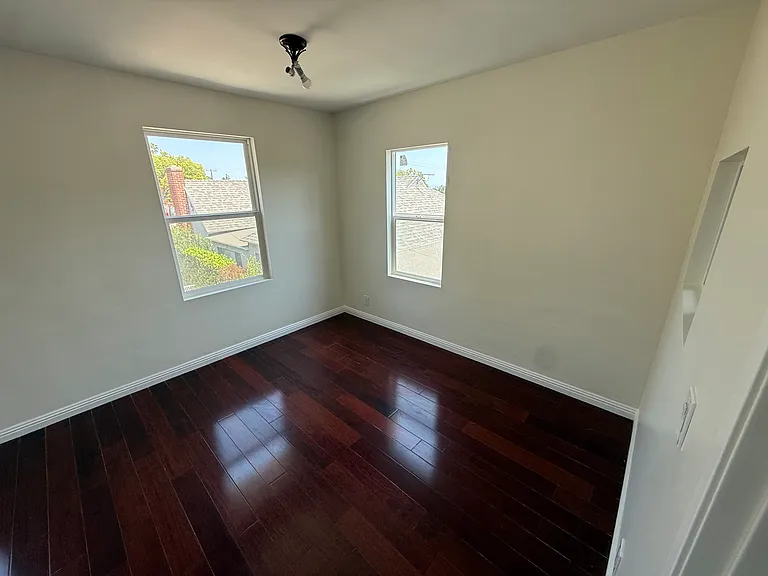 239 1/2 N Mayflower Ave — Photo 25