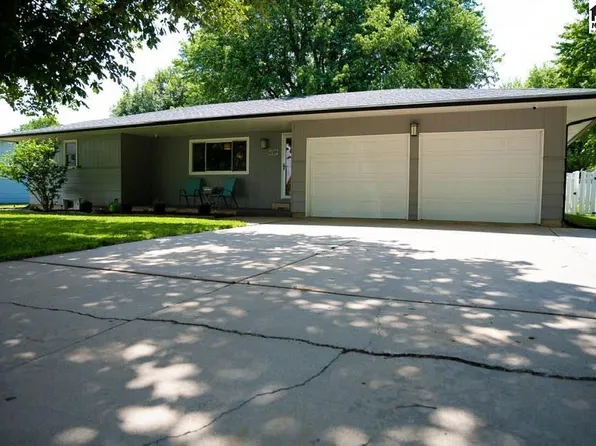 609 S Walnut St, Inman, KS 67546
