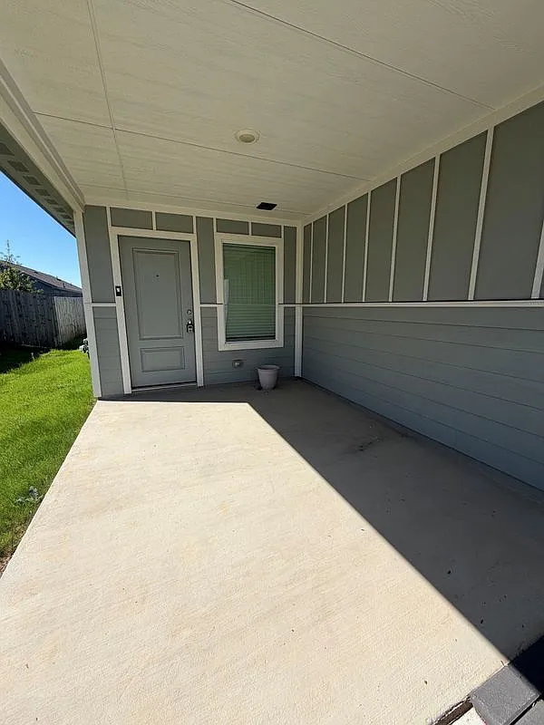 3 bed, 2.0 bath, 1411 sqft, $2,095 — Photo 3