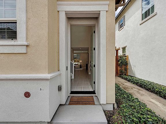 2nd image of 464 E Yarrow Pl