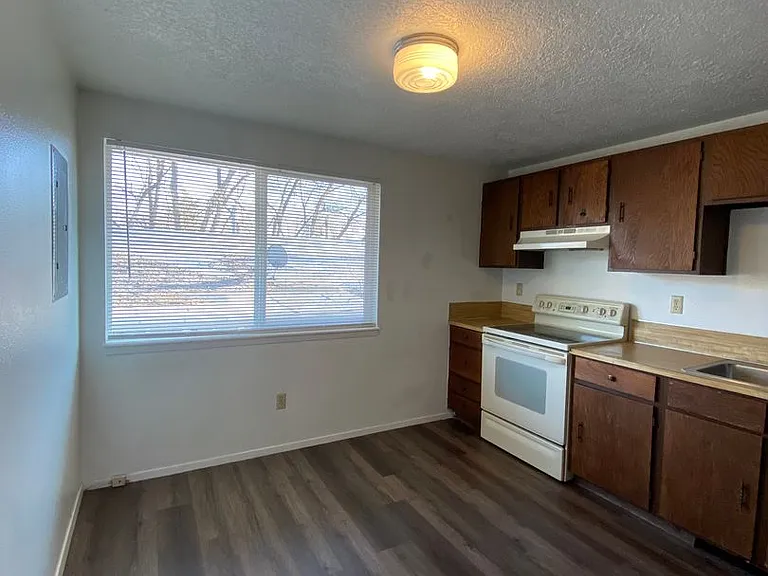 423 E Dunn St — Photo 3