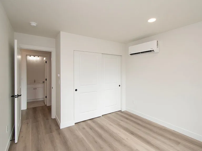 1104 W Lauridsen Blvd #1-4 — Photo 25