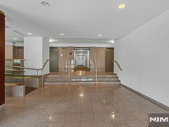 4th image of 2185 Lemoine Avenue #2C