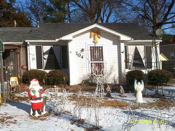 5th image of 704 E Walnut St