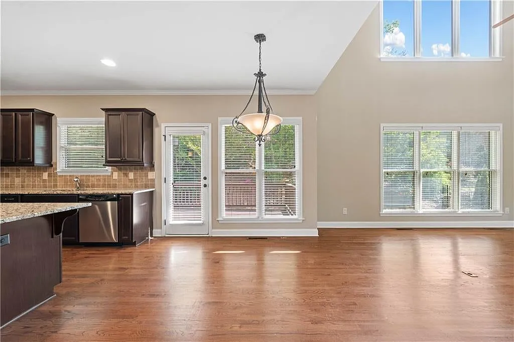 5 bed, 4639 sqft, $4,600 — Photo 3