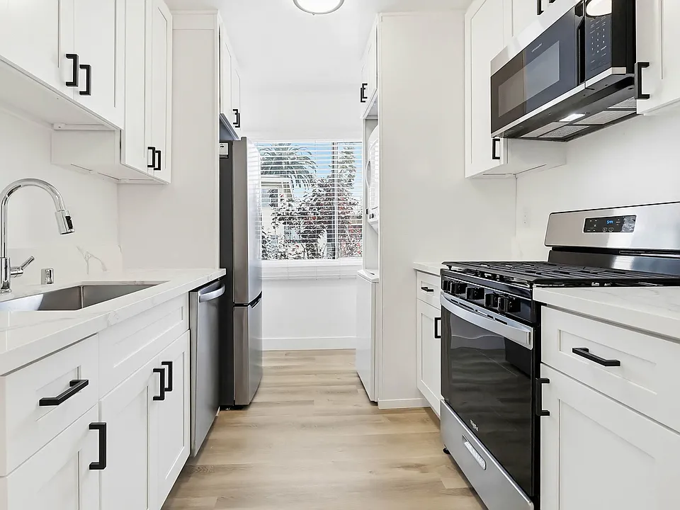 Quiet Jefferson Park Apartments Spacious, Secure & Centrally Located